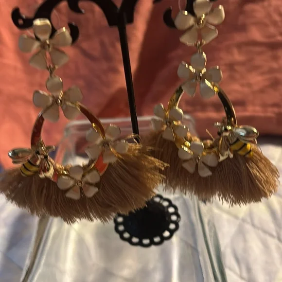 Bee fringe earrings - Picture 3 of 4